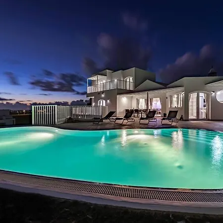Ocean Views And Relax In Lanzarote Villa